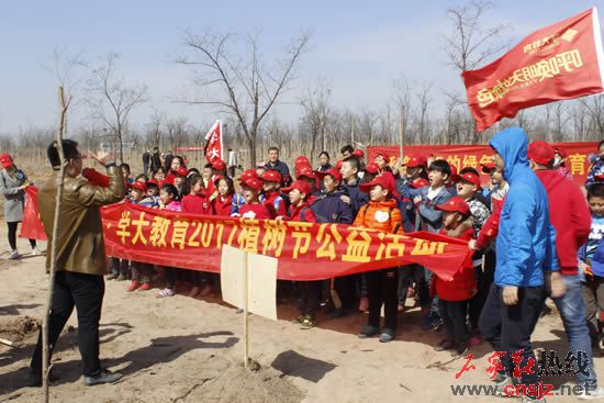 學(xué)大教育師生3月12日小壁林林區(qū)義務(wù)植樹